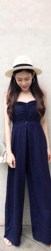 白皙誘人女孩 Sara 微露的香肩已經讓我衝動