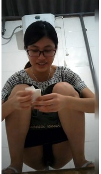 某旅遊景點服務區公共女廁全景拍攝漂亮妹子如廁 貌似有...