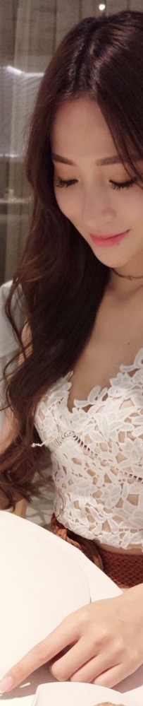 白皙女孩 安柏 性感美胸讓人驚艷