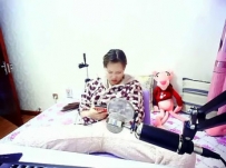 美女主播下播後寂寞難耐用手指摳逼自慰 搞爽高潮後用手...