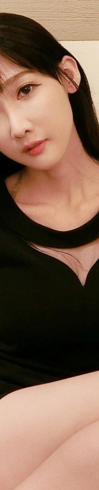 電玩美少女蕎蕎秀出深V雪乳讓人看了血脈噴張