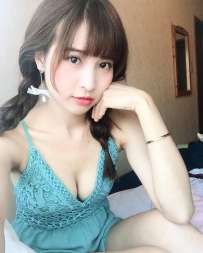 琳妲、峮峮都過氣了啦！「絕美乳溝超筆直」..是我新生代...