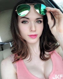 正妹 COSER 長輩太驚人 扮什麼角色都直接乳量加倍