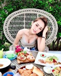 地方的美乳小清新！愛心奶「乳溝線顏色超深」..J個乳量...