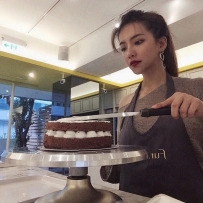 壞壞的眼神我最愛！性感大姊姊衣服不穿好「渾圓美乳溢...