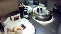 情趣酒店圓床房拍攝到的年輕情侶開房愛愛 身材嬌小貌似...