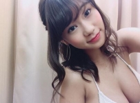 日本學生妹作風超大膽...樓梯間衣服掀高高「重量級長輩...