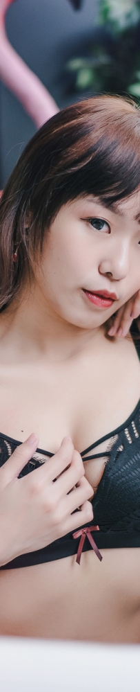 甜美「Cosplayer-噗醬」的Ｑ唇，嘴角的魅惑一舔，直接心癢...