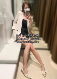 言希 167/C/25歲 氣質性感銀行櫃姐 床上很會挑逗  超會穿著...