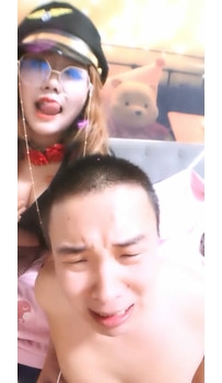 高顏值禦姐型美女主播穿著COS情趣制服裝現場直播自慰棒...