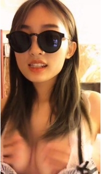 高顏值苗條墨鏡妹子床上現場直播炮機插逼自慰噴水大秀 ...