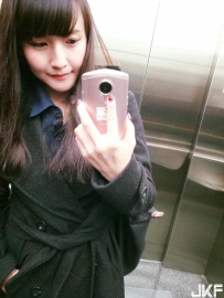 大奶正妹 大綠 撐爆的上衣水蛇腰太養眼讓人根本看不到手機