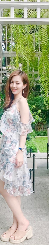 正妹新聞主播房業涵迷你短裙椅子上拍照_這雙白皙長腿很...