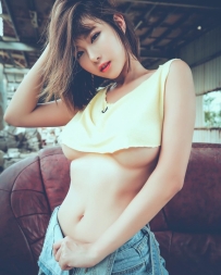 車頭燈太巨閃瞎眼！辣台妹「螞蟻腰+大乳量奶球」身材太...