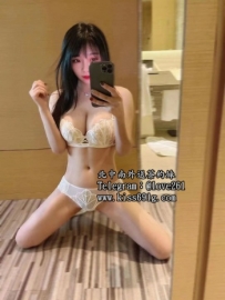 糖果 163/C/27歲 #臺中 性感人妻  超級淫蕩系 坐在床上勾引着你  美腿讓人看了流口水