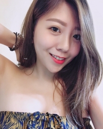 女友的美睫師超正又巨兇！穿著小背心工作害人不知看哪...